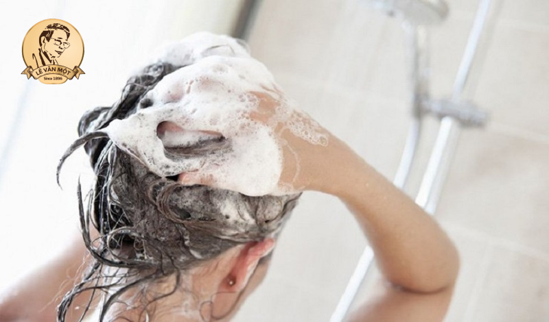 Bị cảm lạnh có nên gội đầu không