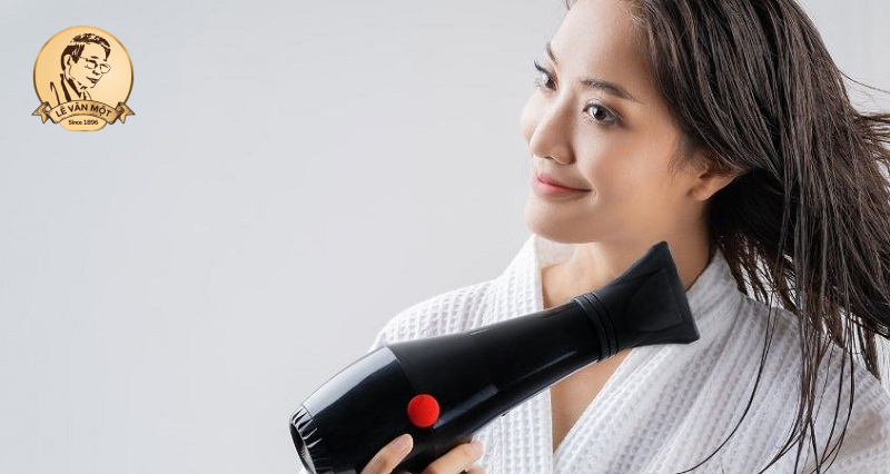 Bị cảm lạnh có nên gội đầu không