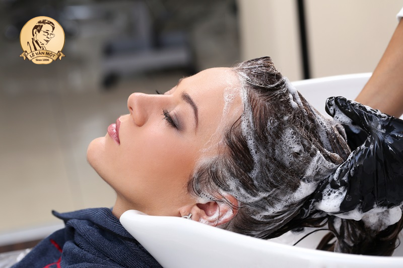 Bị cảm lạnh có nên gội đầu không