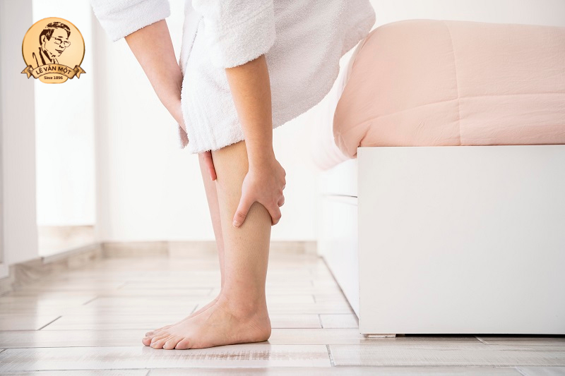 Bị đau bắp chuối chân