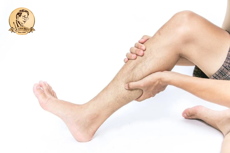 Bị đau bắp chuối chân