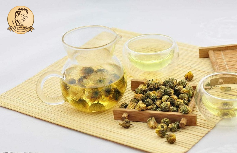 trà hoa cúc trắng hay vàng tốt hơn